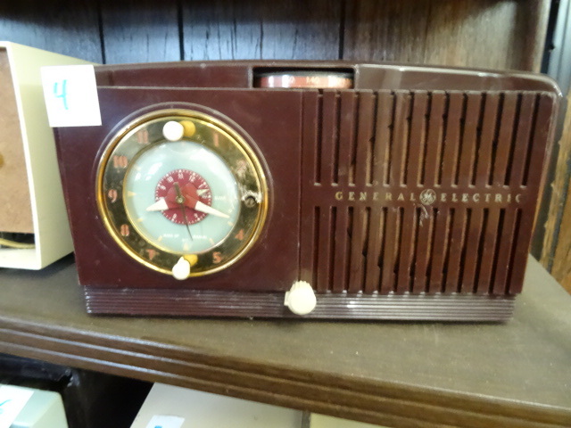 lot 4 image: Gerneral Electric Radio