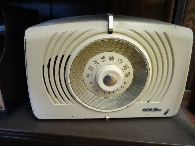 lot 5 image: RCA Victor Radio
