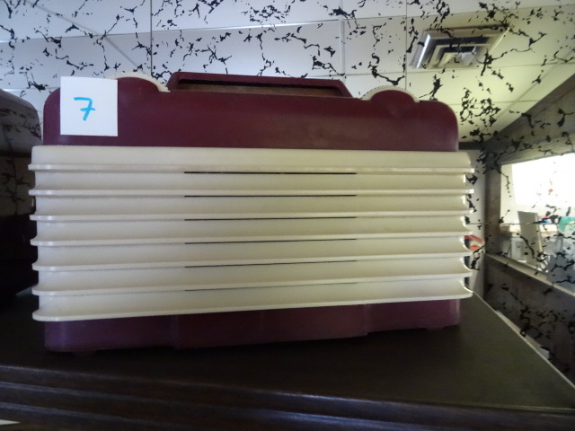 lot 7 image: Vintage Radio