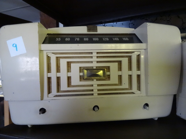 lot 9 image: RCA Victor Radio