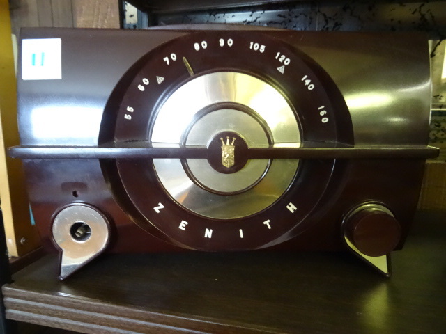 lot 11 image: Zenith Radio