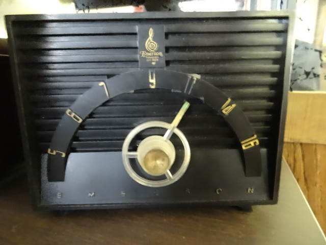 lot 12 image: Emerson Radio