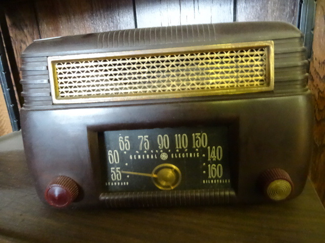 lot 15 image: Gerneral Electric Radio