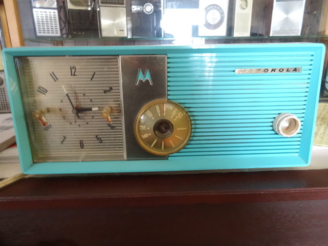 lot 19 image: Motorolo Clock Radio