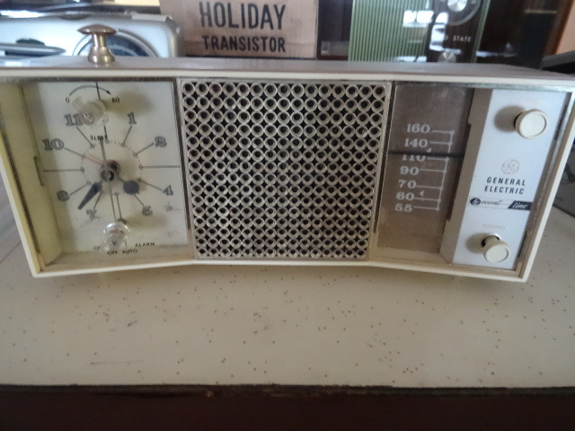 lot 20 image: Gerneral Electric Radio