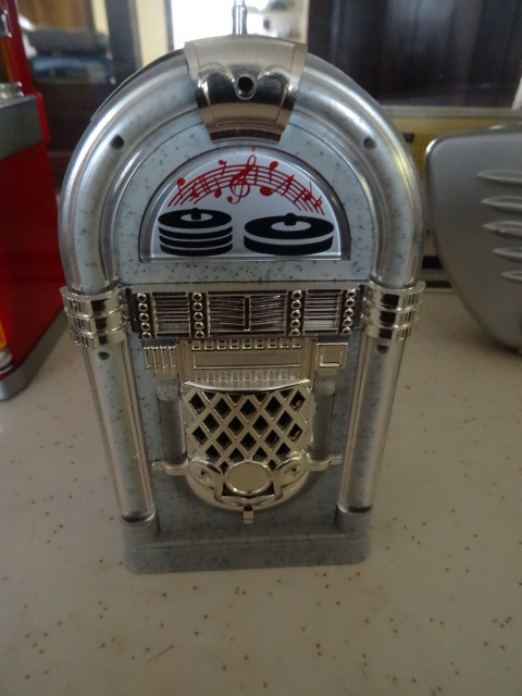 lot 27 image: Battery Operated Radio