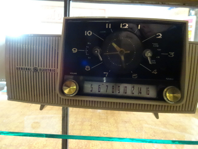 lot 36 image: General Electric Clock Radio