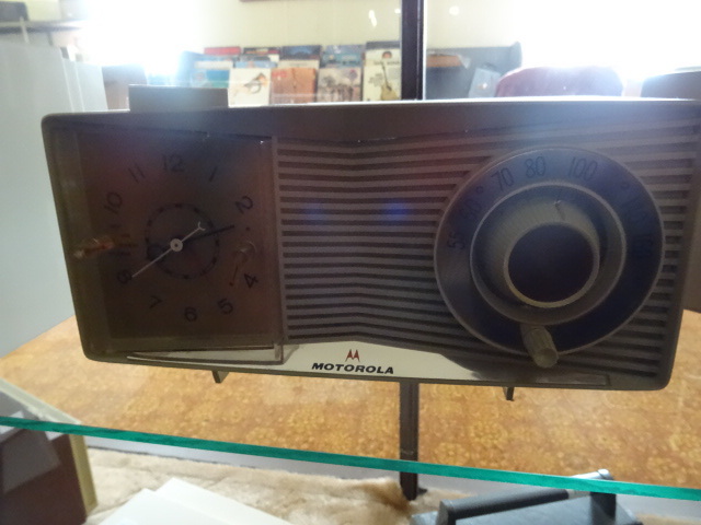 lot 37 image: Motorola Clock Radio