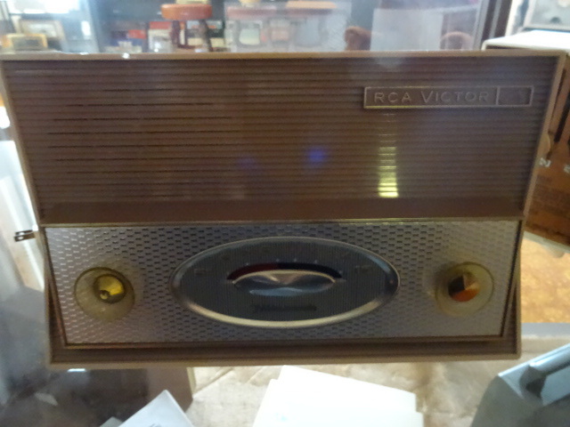 lot 39 image: RCA Victor