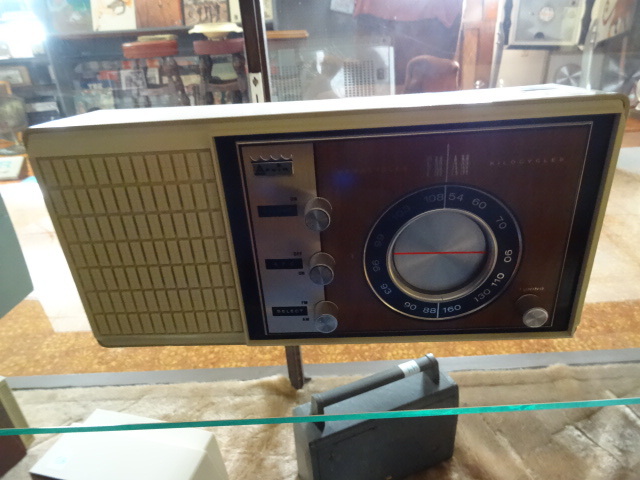 lot 41 image: Arvin Radio