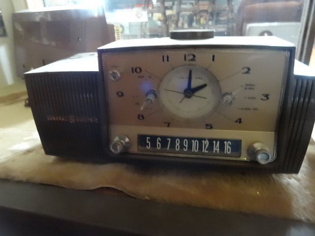 lot 46 image: General Electric Clock Radio