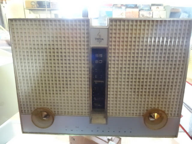 lot 51 image: Emerson Radio