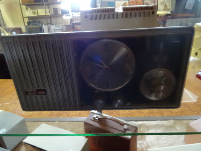 lot 52 image: Alvin Clock Radio