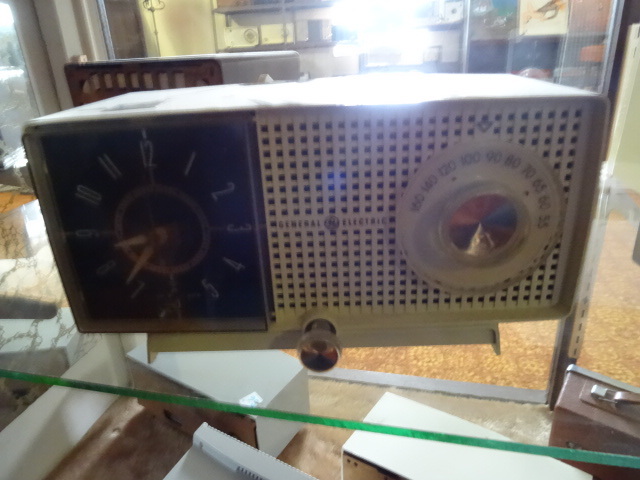 lot 53 image: General Electric Clock Radio