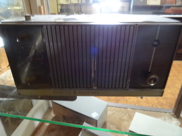 lot 54 image: Zenith  Clock Radio