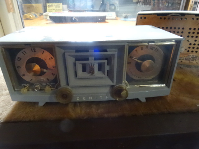 lot 56 image: Zenith Clock Radio