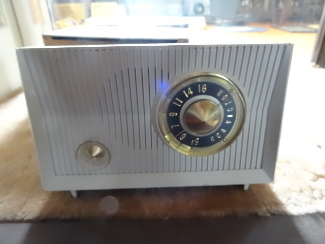 lot 57 image: RCA Victor Radio