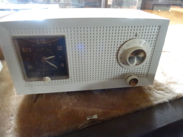 lot 58 image: General Electric Clock Radio