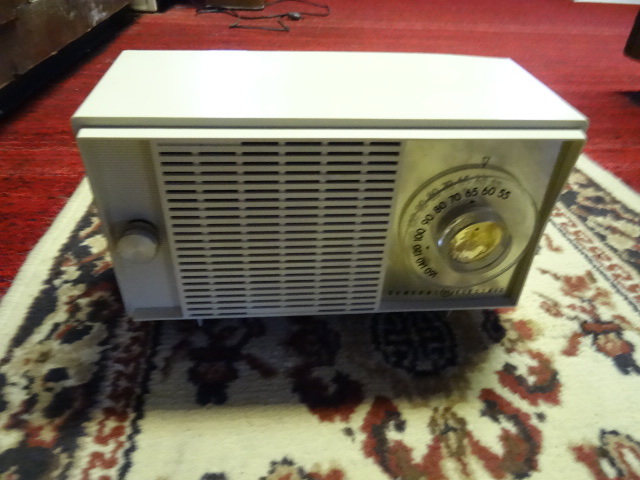 lot 60 image: General Electric Radio