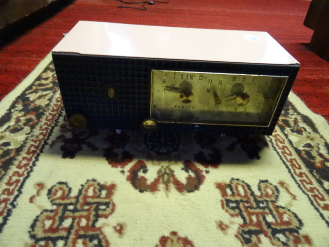 lot 61 image: Zenith Clock Radio