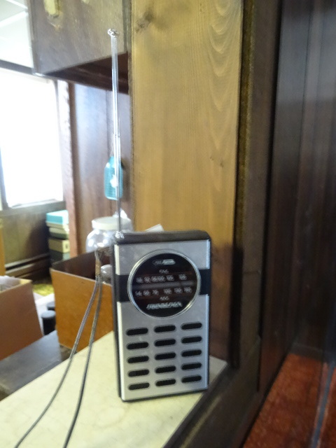lot 71 image: Soundesign Pocket Radio
