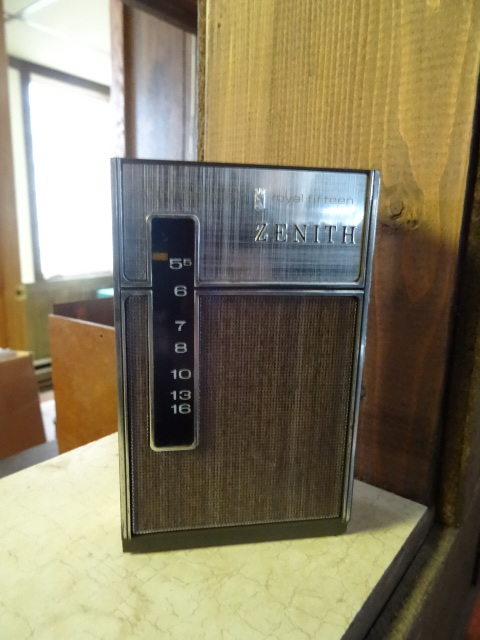 lot 75 image: Zenith Transistor