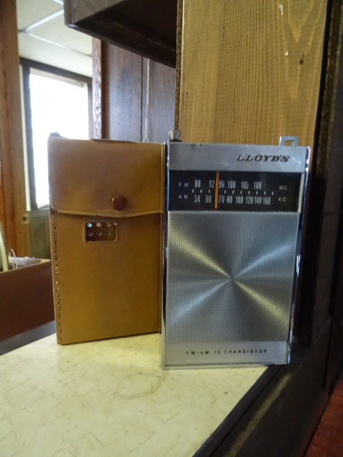 lot 76 image: Lloyds Transistor