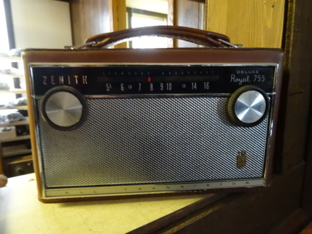 lot 87 image: Zenith Deluxe Royal