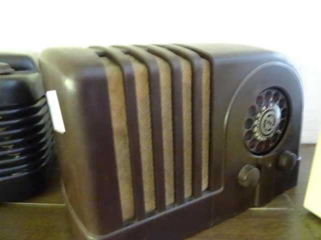 lot 127 image: Tube Radio