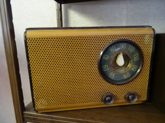 lot 130 image: Emerson Radio and Phonograph