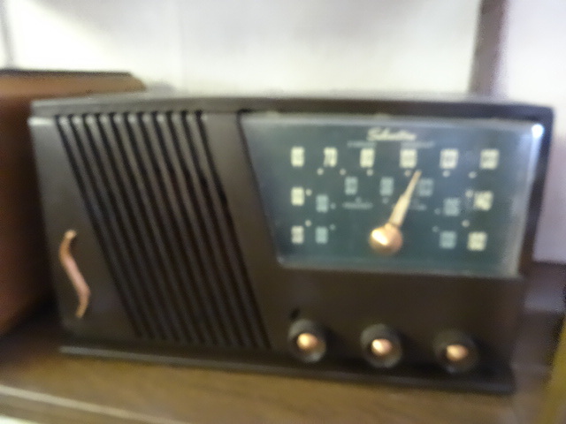 lot 131 image: Silvertone Tube Radio