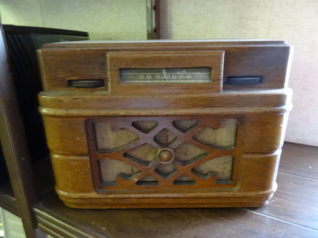 lot 132 image: Tube Radio