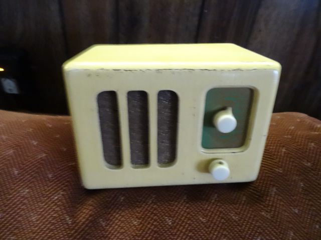 lot 134 image: Tube Radio
