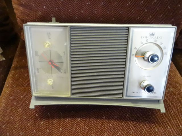 lot 136 image: Coronado Transistor Radio