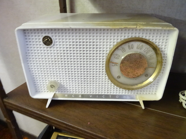 lot 138 image: RCA Victor Tube Radio