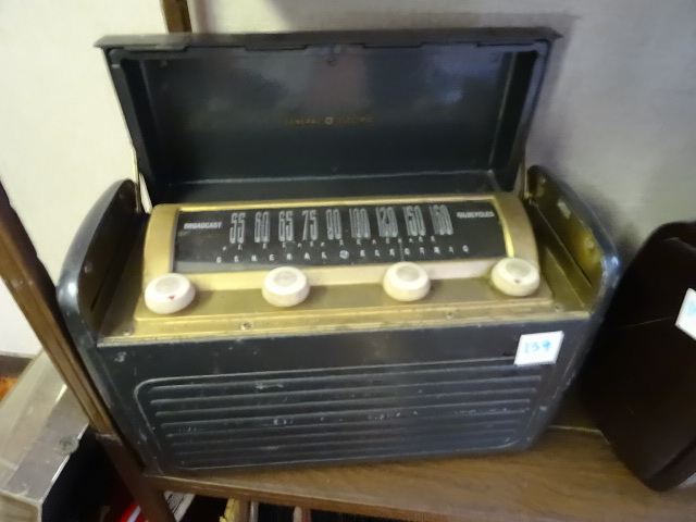 lot 139 image: General Electric Radio