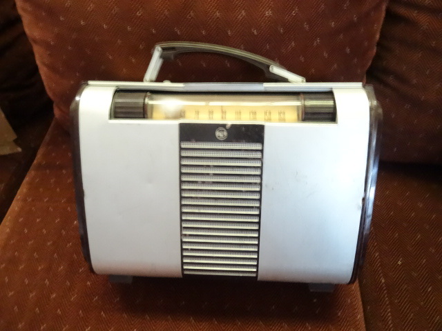 lot 140 image: RCA Victor Radio