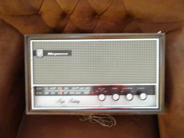 lot 48 image: Magnavox Radio
