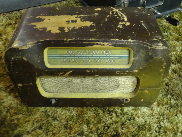 lot 260 image: Philco Radio