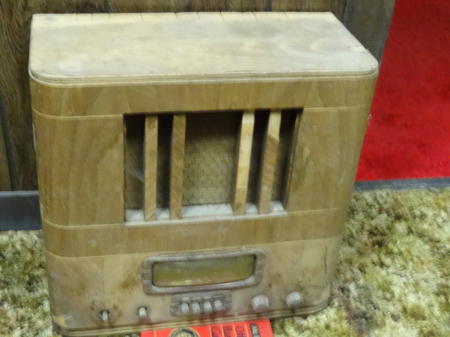 lot 274 image: Coronado Transistor Radio