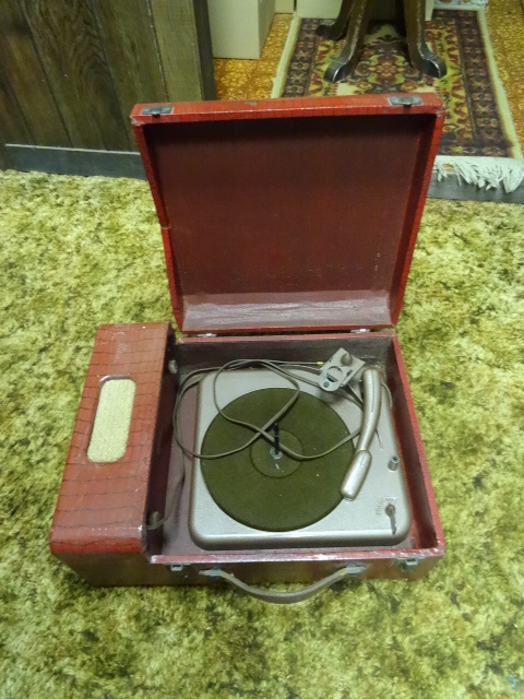 lot 286 image: Turn Table in Case- Aldens...