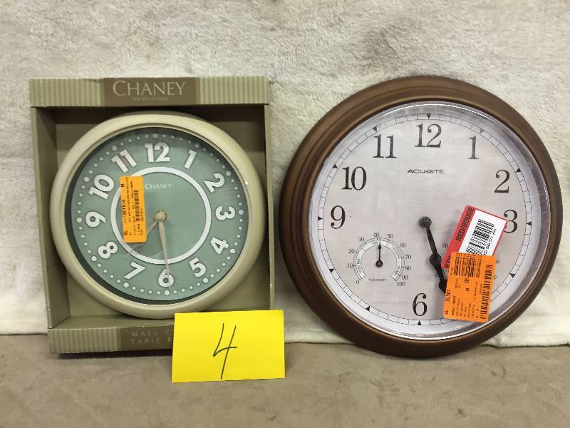 Lot of 2 Clocks not tested