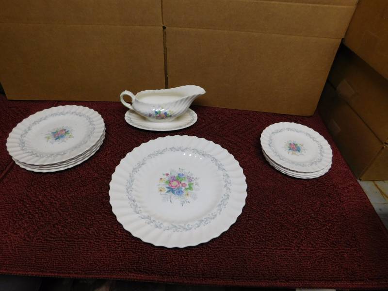 lot 9 image: Royal Doulton Windermere H-4856 bone china Made in England