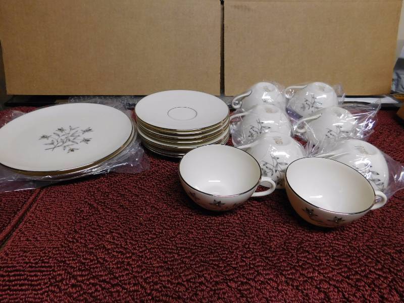 lot 14 image: Princess by Lenox  x 516 made in USA