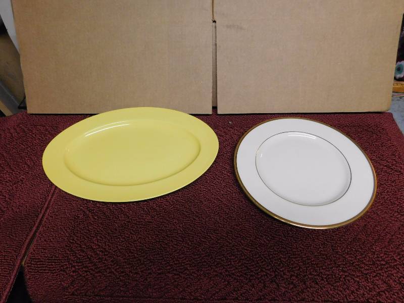 lot 16 image: 1 Fritz and Floyd yellow platter and 1 Lenox tuxedo dinner plate