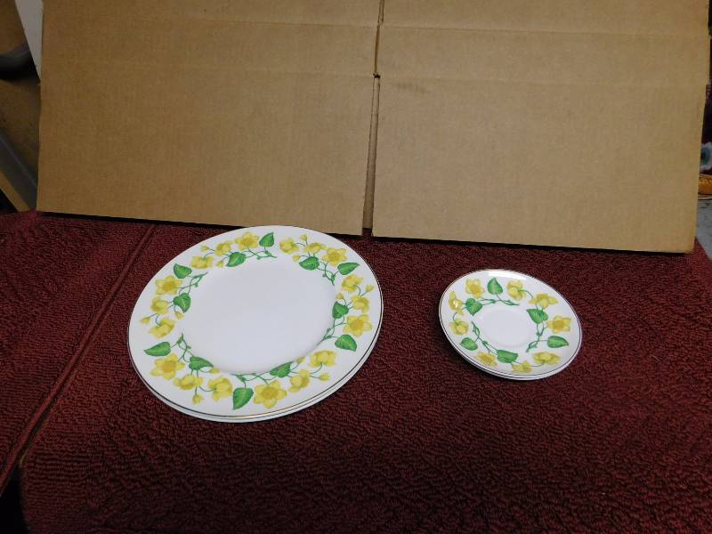 lot 17 image: Wedgwood Bone China Made in England Kingcup w 4050
