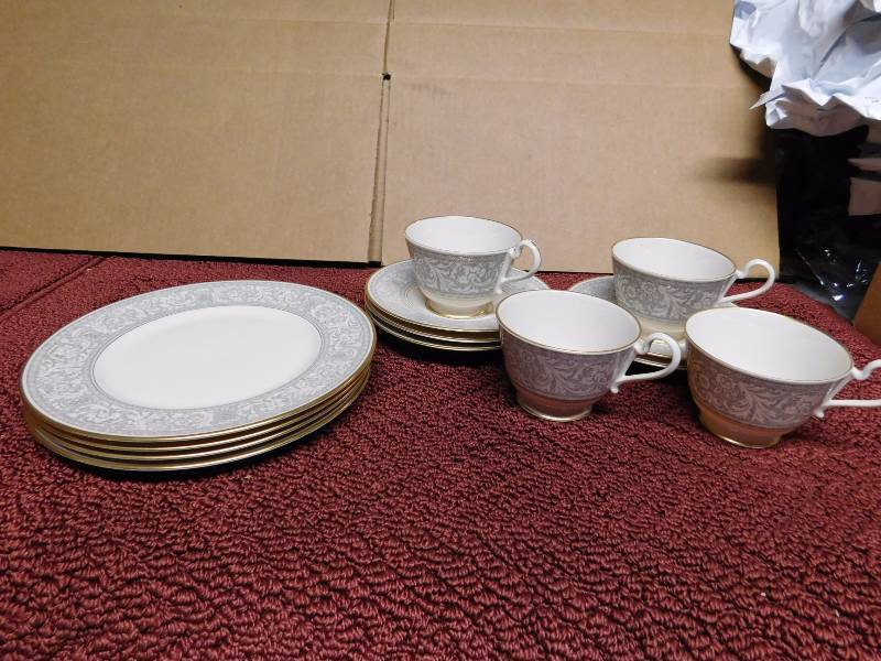 lot 20 image: Franciscan fine china made in California Renaissance