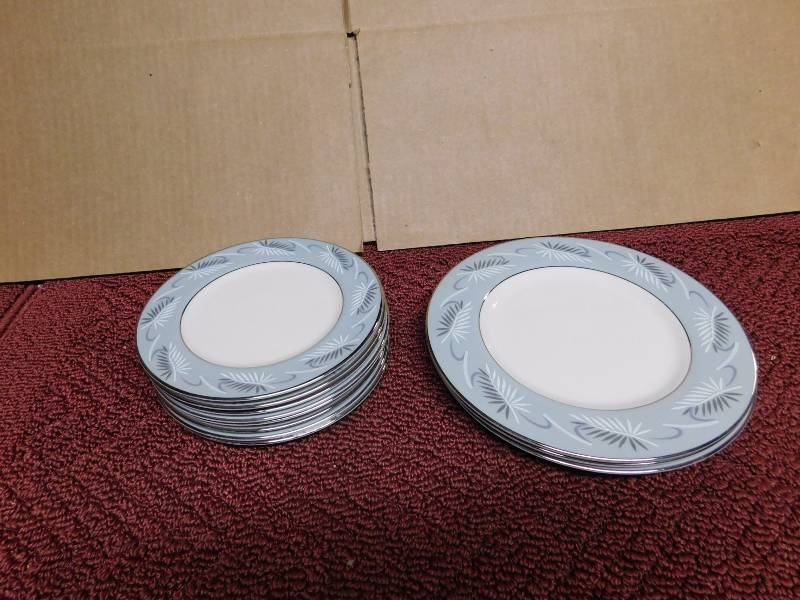 lot 5 image: Continental White china pattern Made by Flintridge.