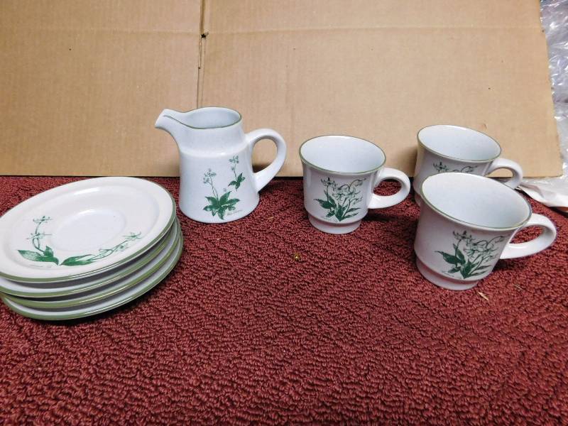 lot 25 image: Noritake Stoneware mountain flowers 8343 3 cups and 3 saucers 1 creamer