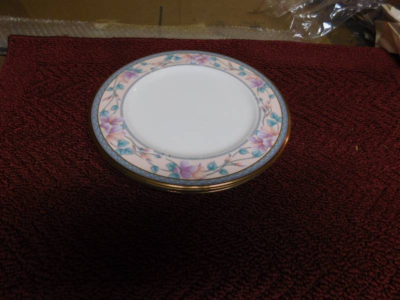 lot 28 image: Noritake China Embassy Suites 3 Dinner plates